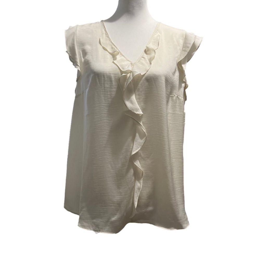 Banana Republic women cream ruffled short sleeve blouse. Excellent condition! L